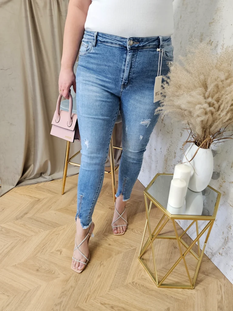 MSARA PLUS SIZE JASNA Z DZIURAMI I SUWAKIEM