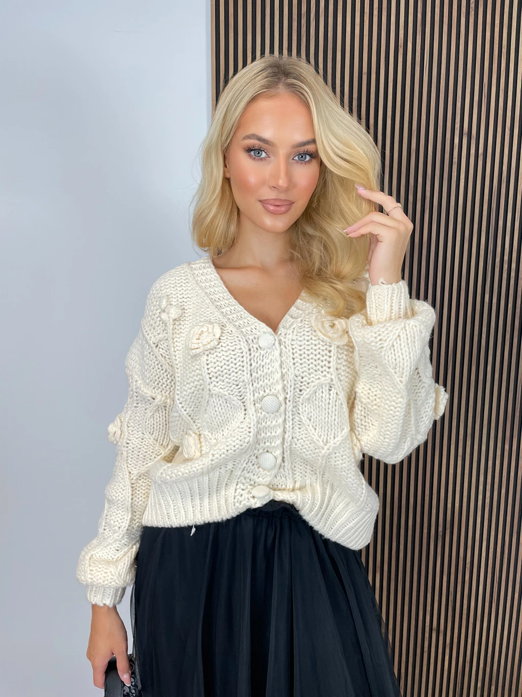 Sweter AUTUMN wyszywane kwiaty 3d, rozpinany z wełną i wiskozą śmietankowy