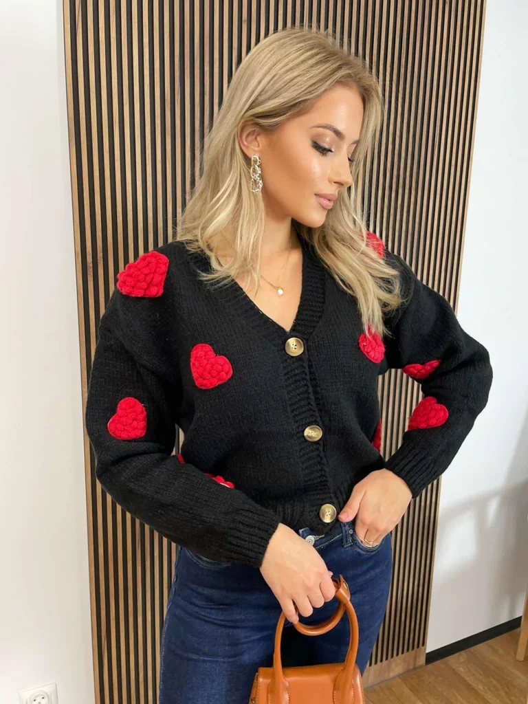Sweter LOVE z sercami z wełną i wiskozą czarny