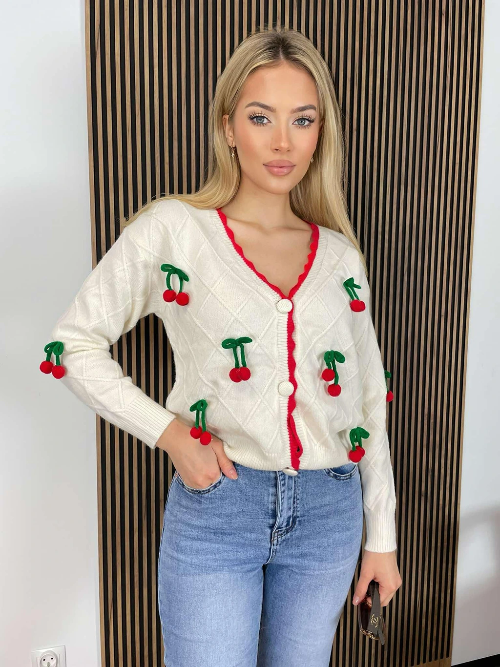 Sweter CHERRY white z wisienkami