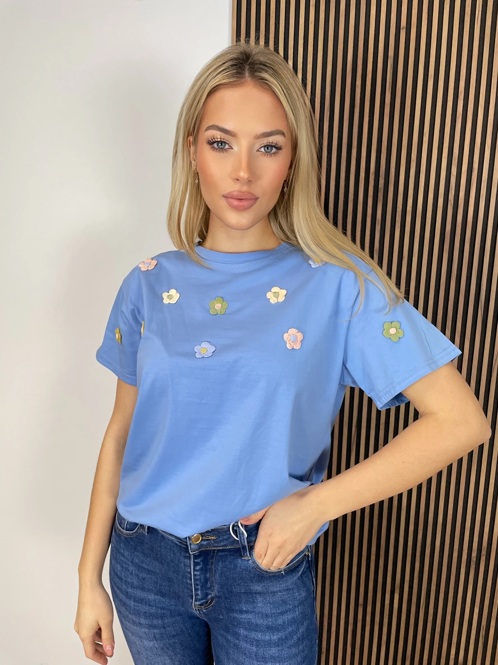 T-shirt w kwiaty niebieski