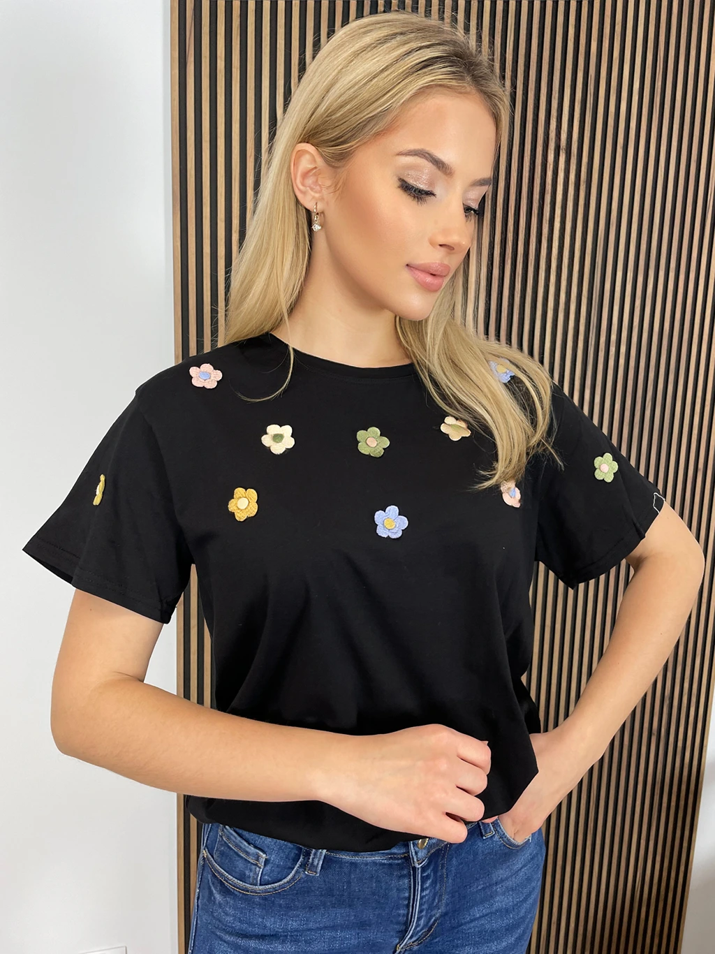 T-shirt w kwiaty czarny