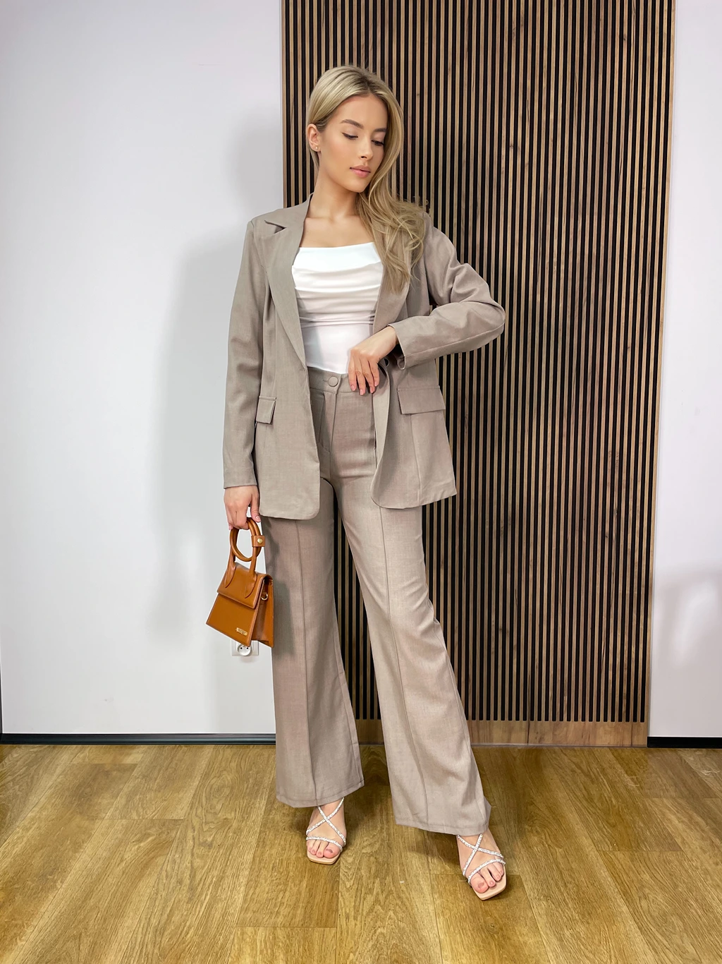 Garnitur SPRING marynarka i szerokie spodnie beżowy