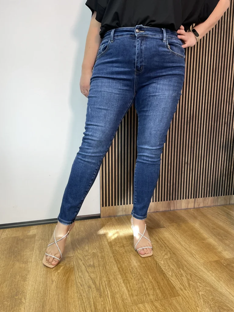 Jeansy zwężane spodnie msara PLUS SIZE, ciemne z drapkami