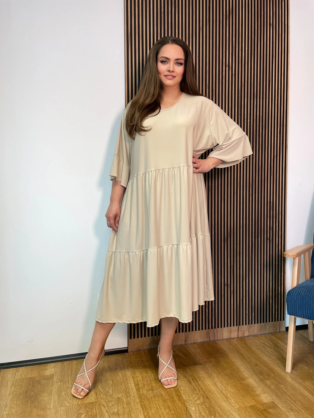 Sukienka Classic Plus Size beż z wiskozą