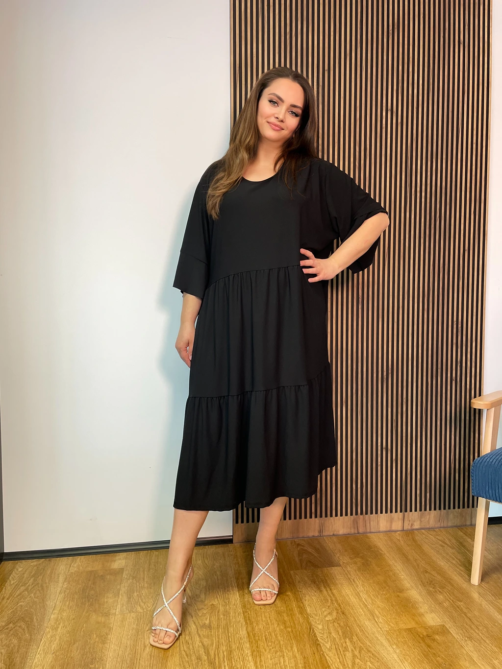 Sukienka Classic Plus Size czarna z wiskozą