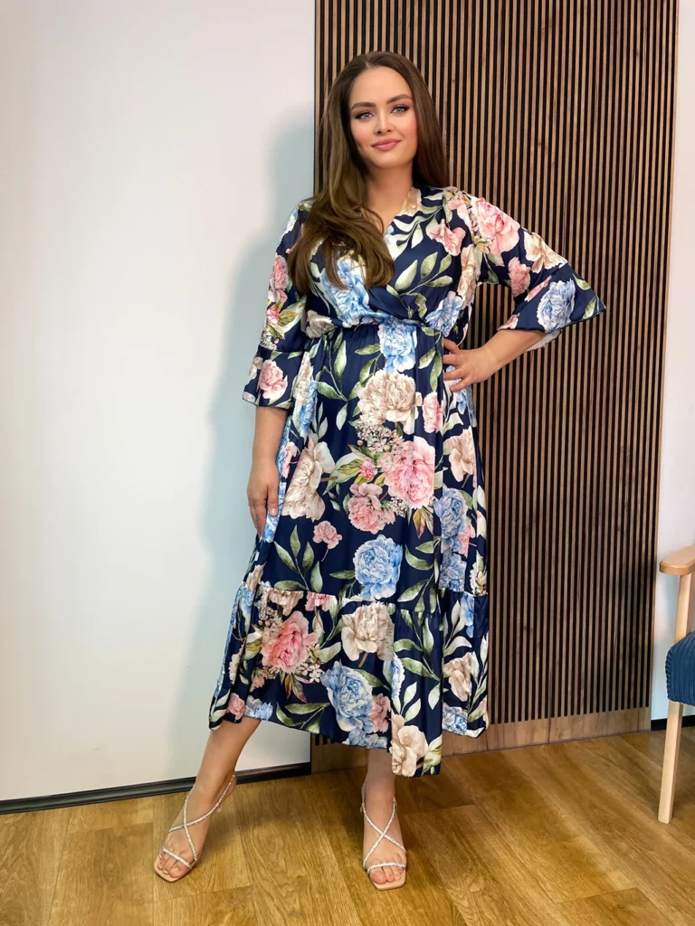 Sukienka VERANO  Plus Size w kwiaty niebieska