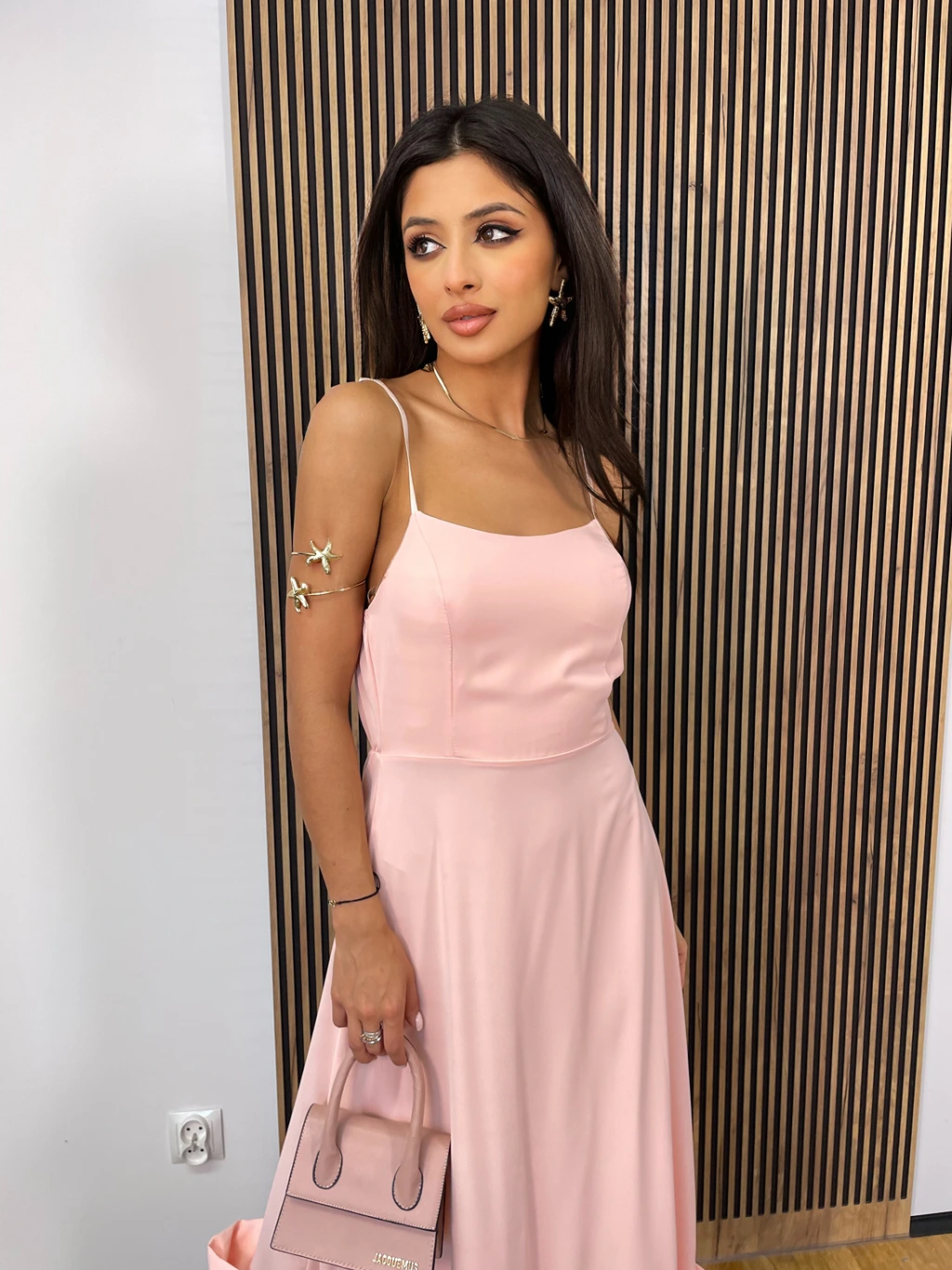 Sukienka IWETTE rozkloszowana pudrowy róż