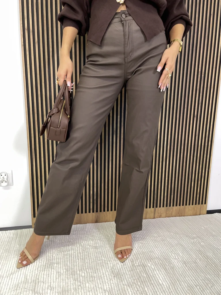 Spodnie damskie SZWEDY DAYSIE prosta nogawka czekoladowe z ekoskóry