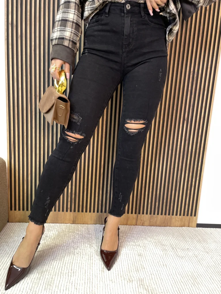 Czarne spodnie SKINNY UiUj z dziurami