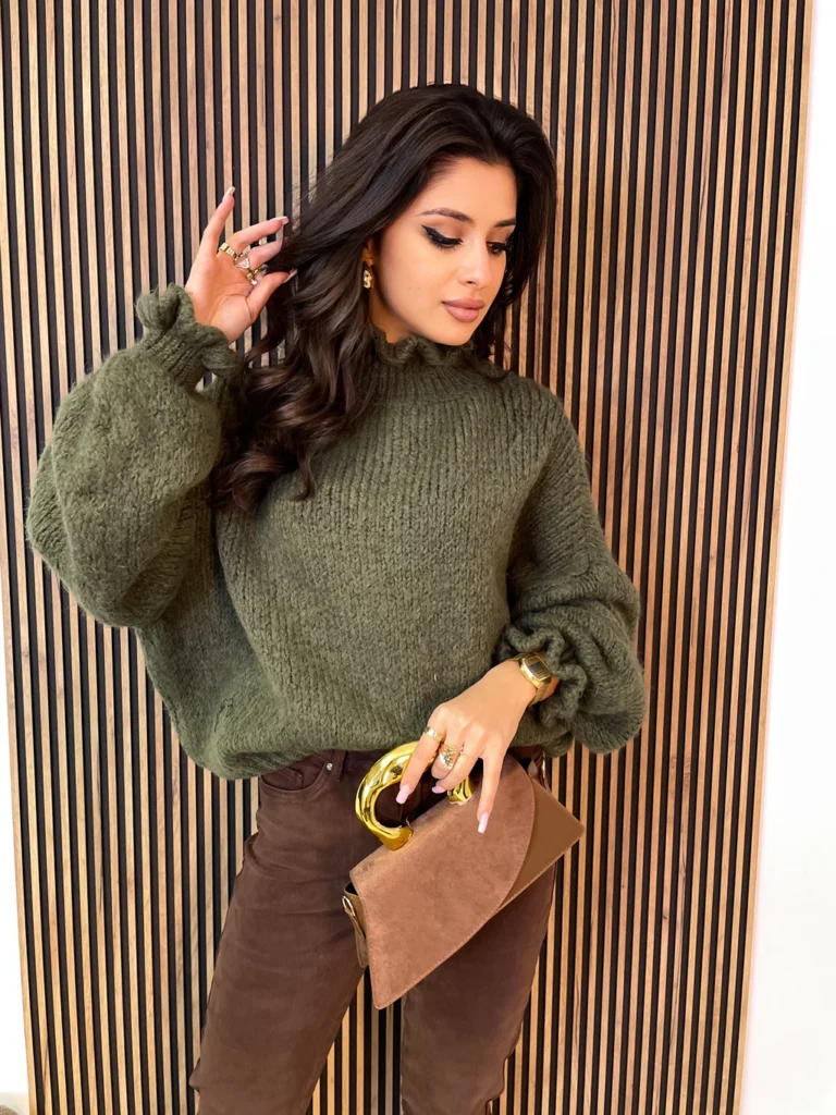 Sweter damski AVRIL golf z falbanką matcha