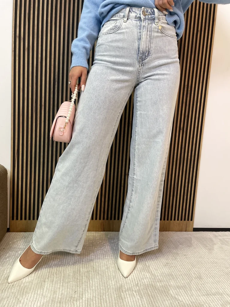 Spodnie damskie SZWEDY LAULIA prosta nogawka jasny jeans