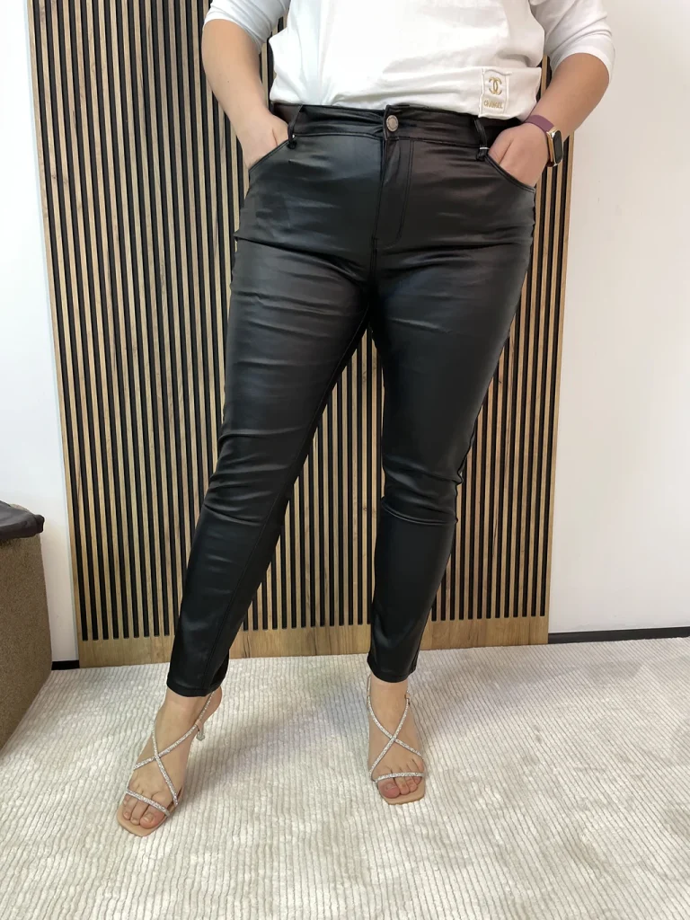 Spodnie damskie PLUS SIZE MSARA ekoskóra, czarne