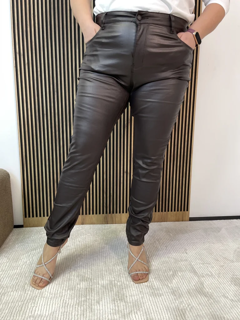 Spodnie damskie TRANG PLUS SIZE ekoskóra, czekoladowe