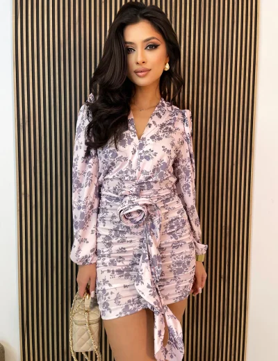 Sukienka GINO marszczona z kwiatkiem pastelowa