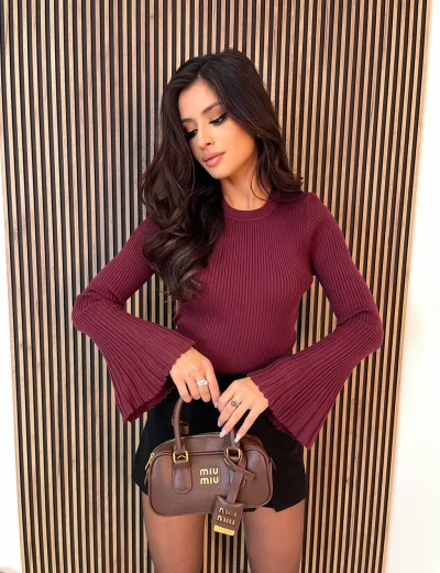 Sweter FORTE z rozkloszowanym rękawem bordo