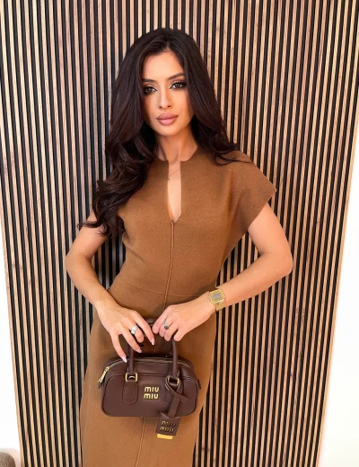 Sukienka BERLA sweterkowa z wiskozy camel
