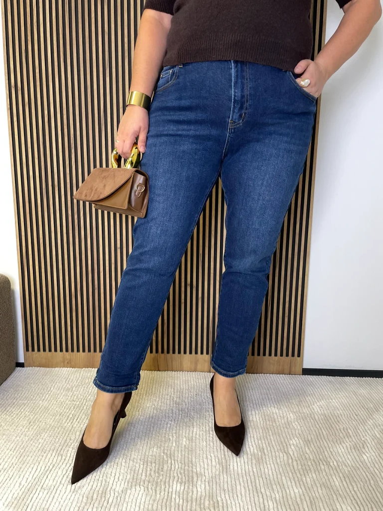 Spodnie damskie PLUS SIZE mom fit MSARA ciemne gładkie