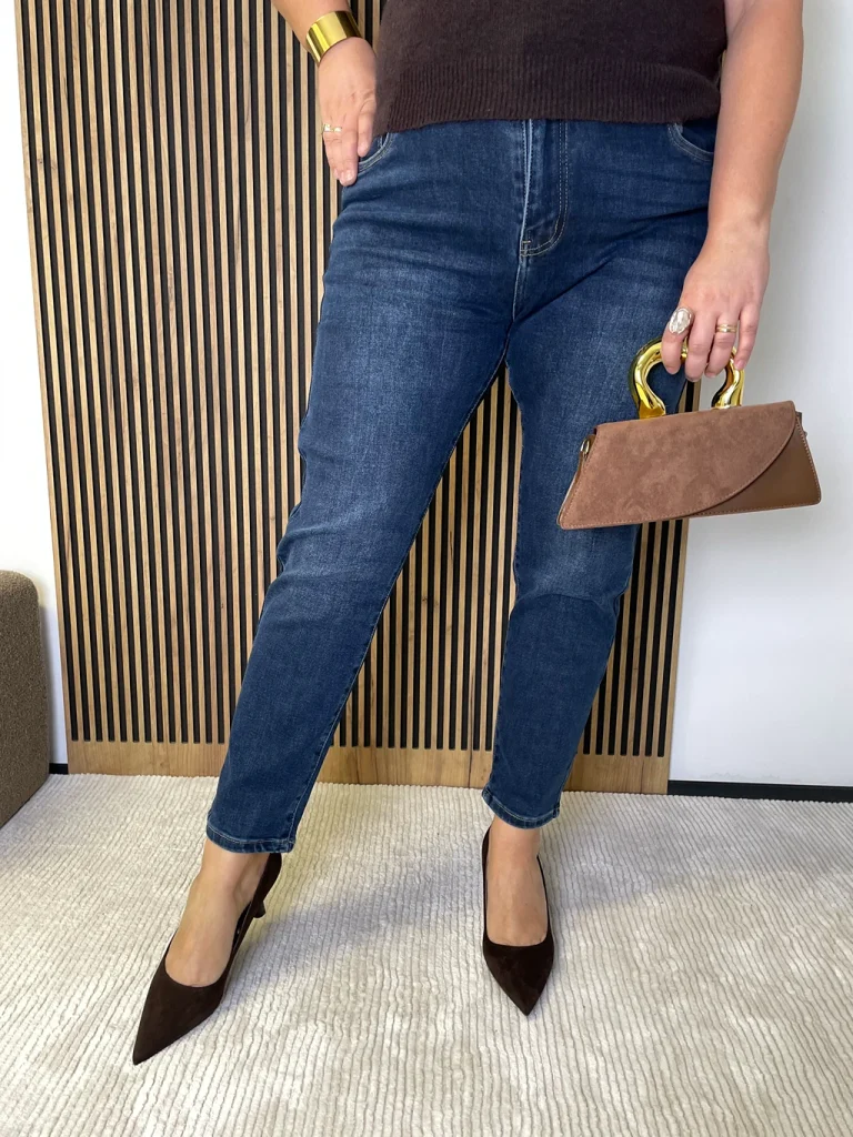 Spodnie damskie PLUS SIZE mom fit MSARA ciemne gładkie